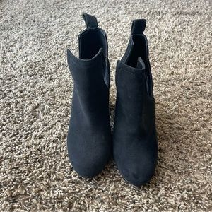 Steve Madden Nella cut out booties 5.5M